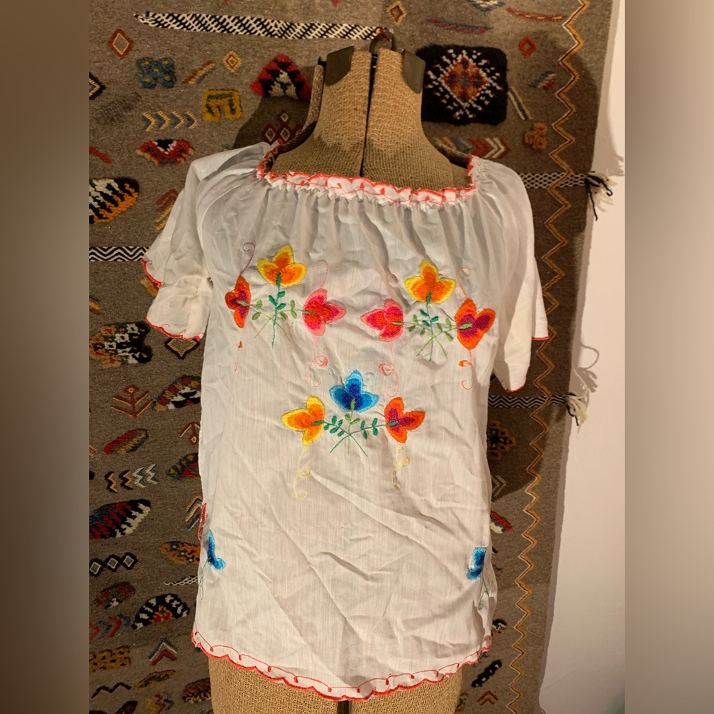 Festive True 70’s Vintage Floral Embroidered Mexican Top